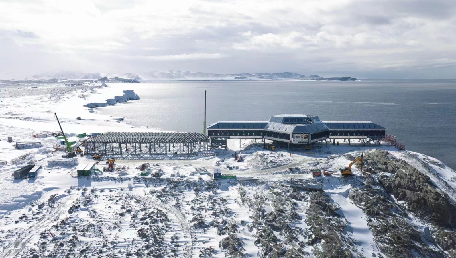 第五个南极科考站秦岭站穿上青山“羽绒服”